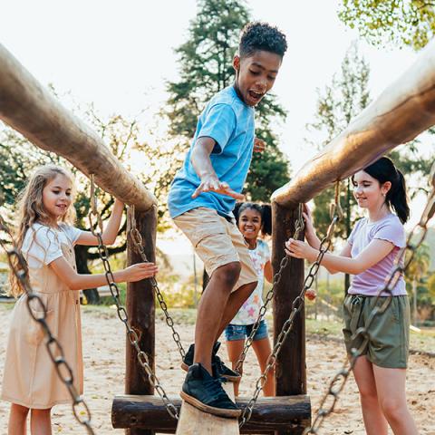 Un groupe d’enfants joue dans un terrain de jeux