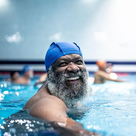 Un portrait d’un aîné dans la piscine