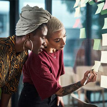 Groupe de jeunes diversifié collaborant à un projet.