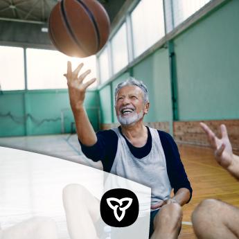 Gros plan d’un groupe d’aînés se relaxant après avoir joué au basket-ball