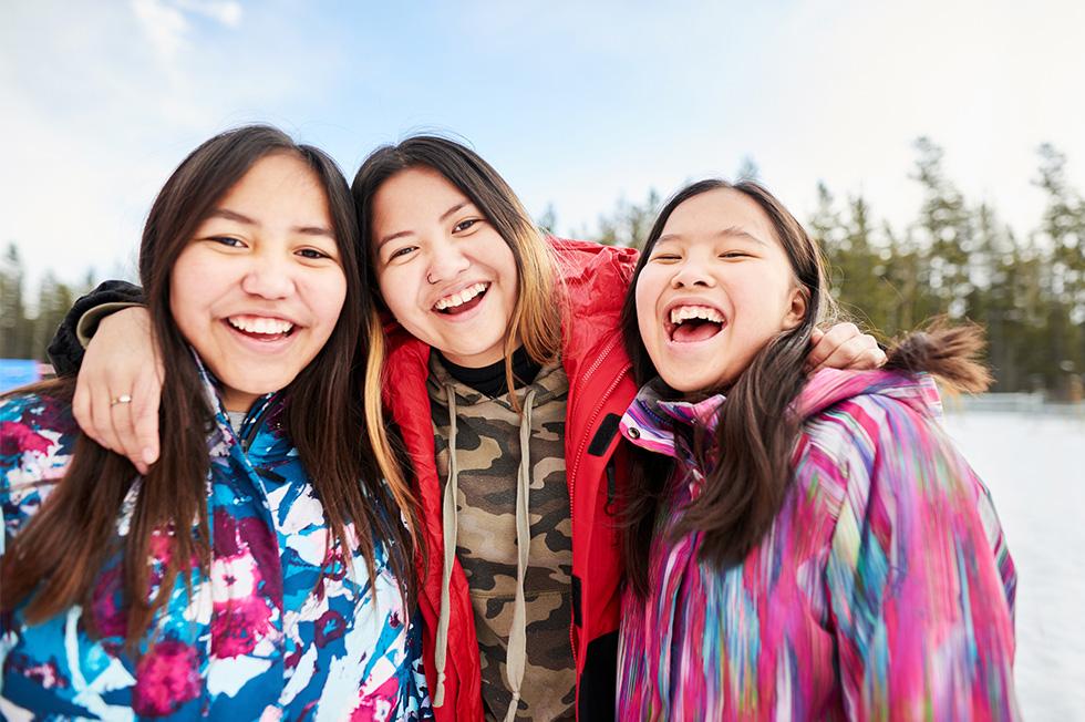 Un groupe de jeunes filles posent dehors