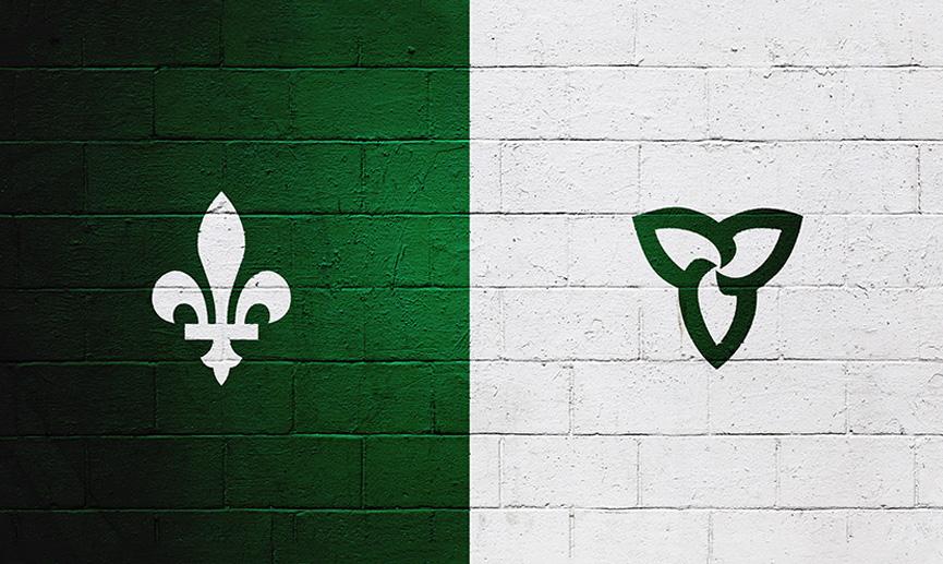 Un carré vert arborant une fleur de lys blanche à côté d’un carré blanc de dimension égale arborant une fleur de trille verte représentant le drapeau franco-ontarien. 