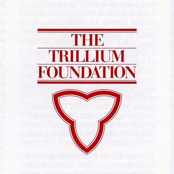 Représentation du logo de la Fondation Trillium de l’Ontario utilisé entre 1982 et 1994 : trille blanc bordé de rouge portant l’inscription The Trillium Foundation au-dessus.