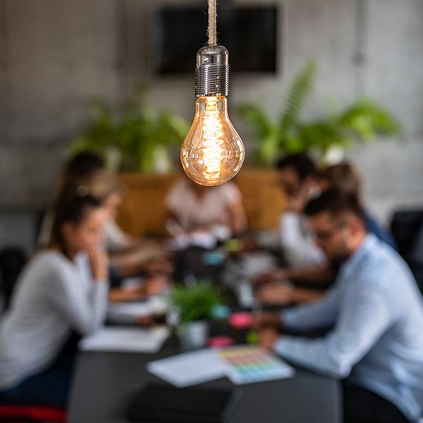 De jeunes entrepreneurs en réunion au bureau.