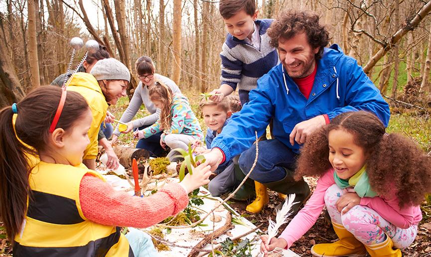 Un groupe d’enfants et d’adultes dans un centre d’activités de plein air.