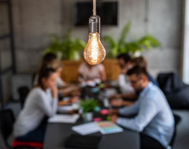 De jeunes entrepreneurs en réunion au bureau.