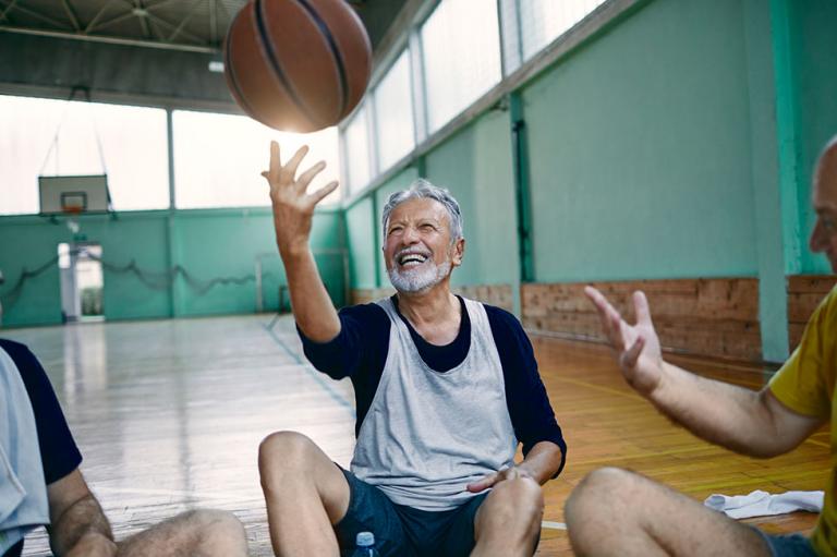 Gros plan d’un groupe d’aînés se relaxant après avoir joué au basket-ball