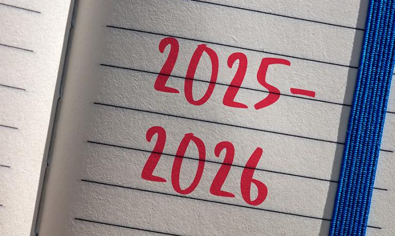 L’année 2025-2026 écrite dans un bloc-notes.