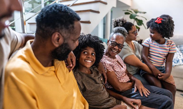 Une famille multigénérationnelle dans son salon.